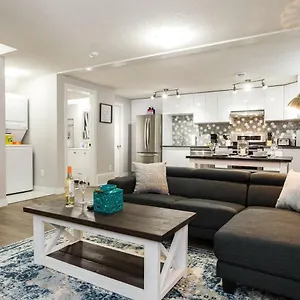 https://modern-executive-suite-sleeps-6-complimentary-netflix-parking.edmonton-hotels.net